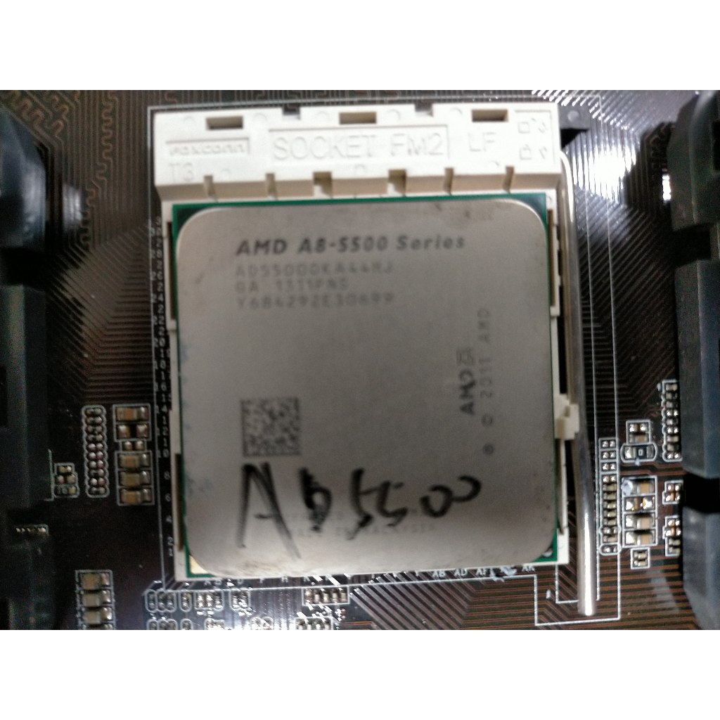 Procesador gamer AMD A8-5500 AD5500OKA44HJ de 4 núcleos y 3.7GHz de frecuencia con gráfica