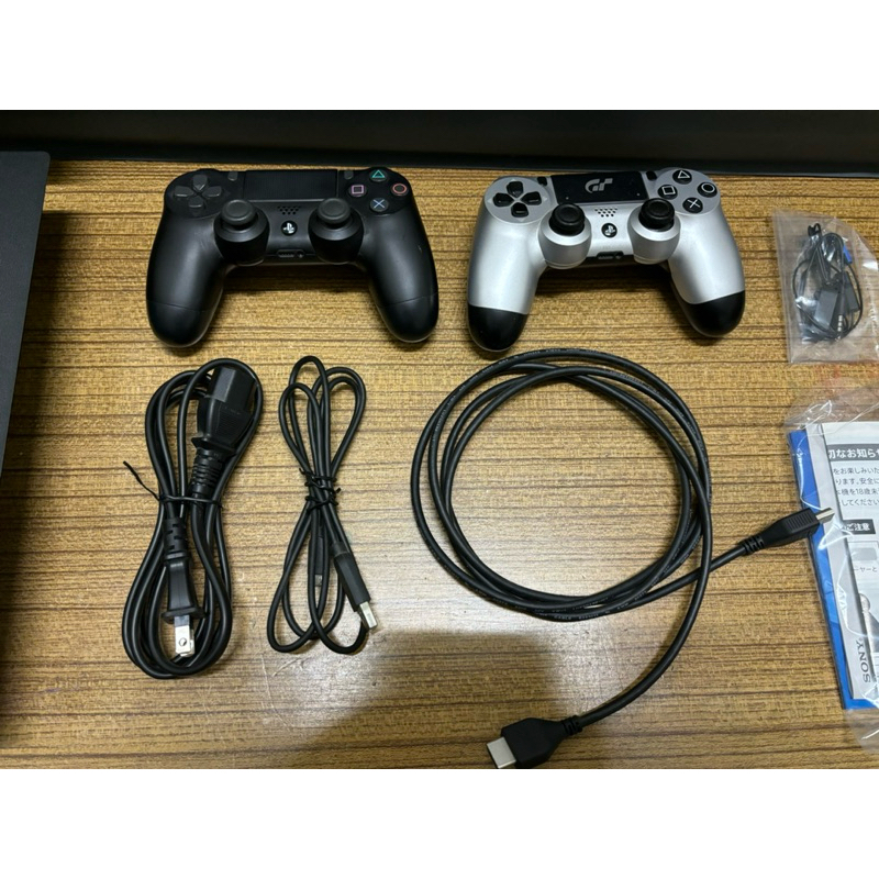 售] [平台]PS4 [品名]PS4 pro 1TB光碟主機[價格]5000 [物品狀況]二手（使用幾次而已）  [交易方式]台中面交[備註]有盒、握把*2、（HDMI/電源）2線