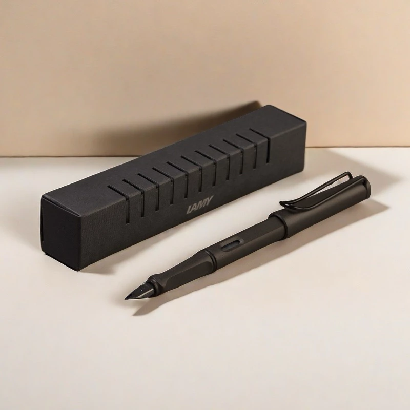 入門鋼筆的永恆經典：LAMY SAFARI 狩獵系列 —— 德國設計、極致耐用的書寫首選
