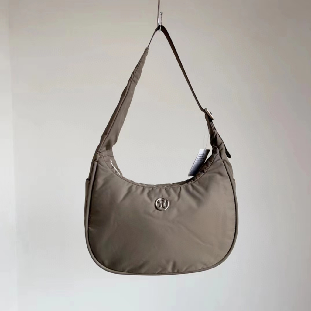 New Mini Shoulder Bag from @lululemon is 🔥 #lululemon #lululemoncreator  #minishoulderbag