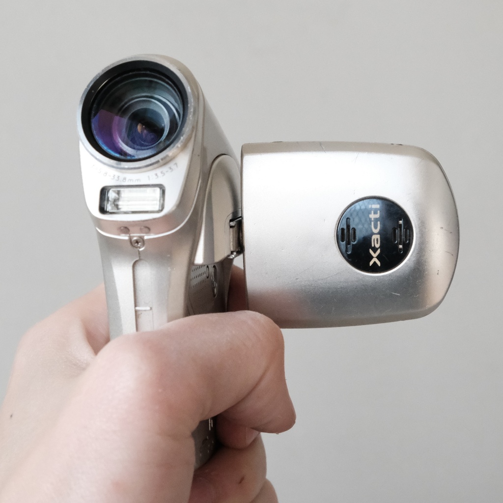SANYO Xacti DMX-C4 ビデオカメラ 代引き手数料無料 - ビデオカメラ