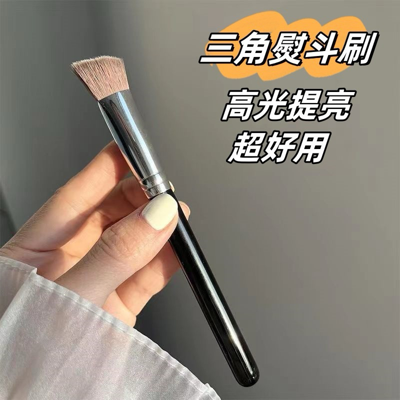 【台灣現貨 】三角熨斗刷 修容刷高光刷 新手友好化妝刷 平價好用高光修容刷 手殘黨救星 超軟不扎臉化妝刷 | 蝦皮購物