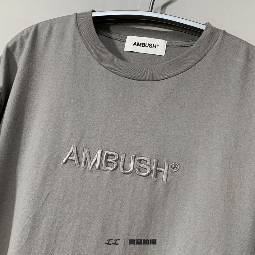 【工工買取】現貨 AMBUSH 刺繡字體 Logo 短Tee 炭灰 | 蝦皮購物