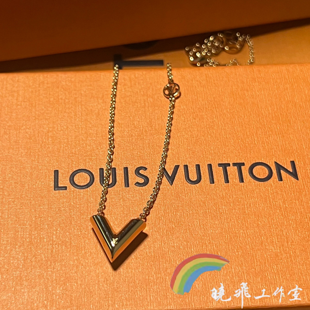 Shop Louis Vuitton V Essential v supple necklace (M63197, M00857