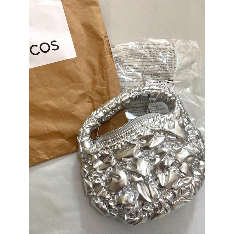 正品現貨｜COS女士 絎縫紋理拉鍊式指尖雲朵包2023秋季新品 銀色micro 雲朵包 銀色包包 可愛雲朵包 百搭時尚包 | 蝦皮購物