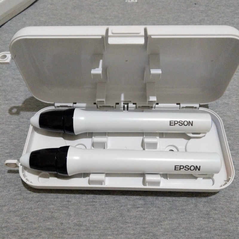 【IE Studio電子】 EPSON EB-480互動投影機專用隨寫光筆 一組兩支橘藍 [二手｜現貨快速出貨｜寄賣]] | 蝦皮購物