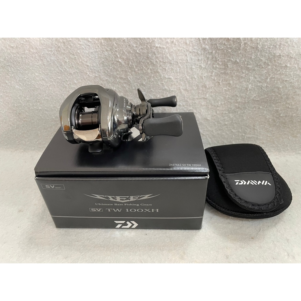 DAIWA STEEZ SV TW 100H コルクノブ仕様 24 スティーズ SV TW 100 - 釣具のまつお（ルアー）