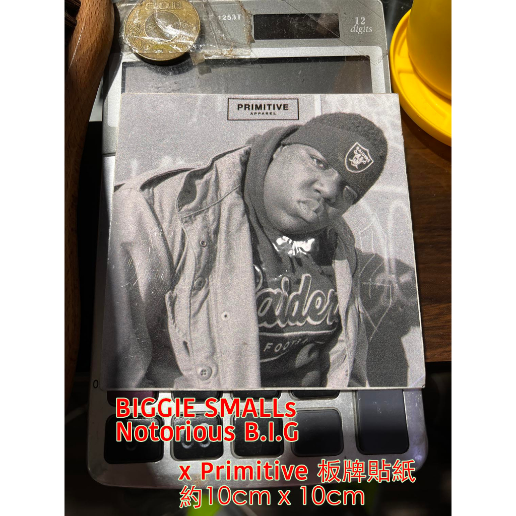 Primitive x Biggie Smalls Notorious BIG 聲名狼藉先生版牌聯名貼紙一張 | 蝦皮購物