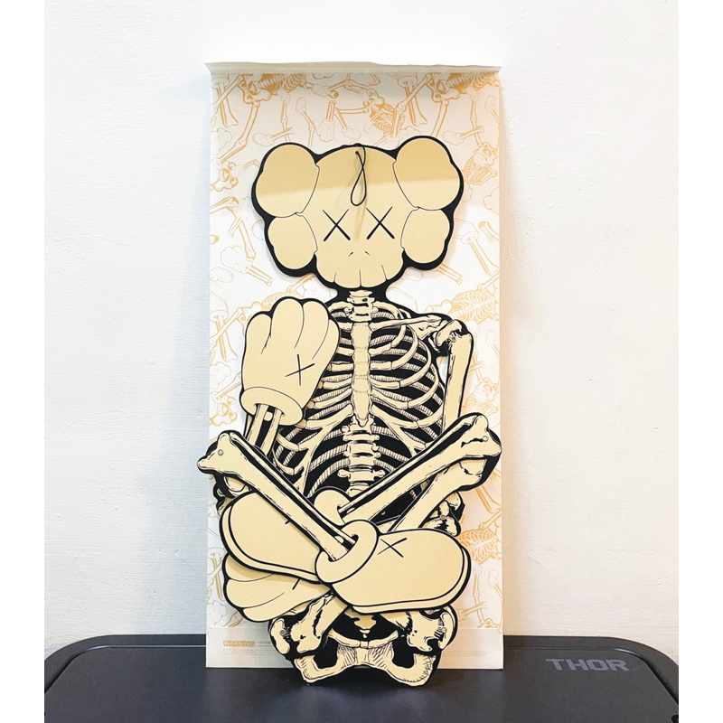 現貨]KAWS Skeleton Board Cutout Ornament Bone 骨頭紙雕象牙白萬聖節