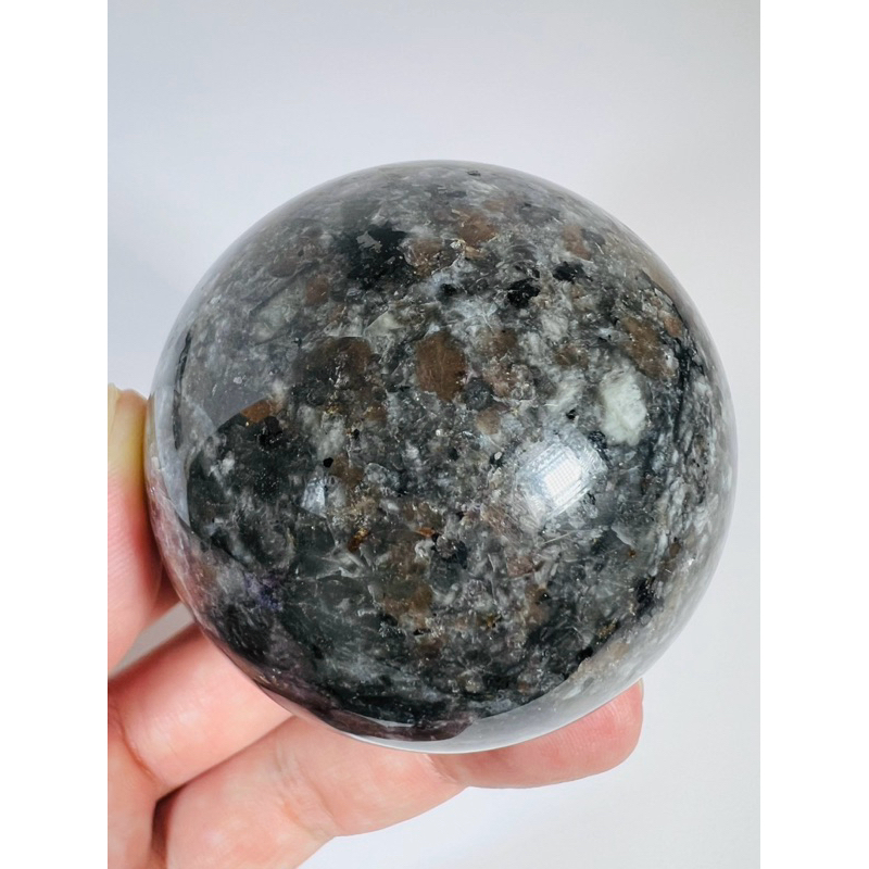 【明明天然水晶】 純天然yooperlite火焰石球56mm方納石長岩石紫水晶共生 超能量球 | 蝦皮購物