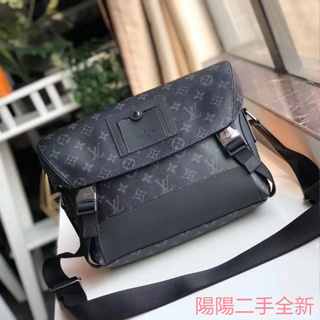 Louis Vuitton Alpha Wearable Wallet (M81260) in 2023  Messenger bag men,  Leather street style, Shoulder bag