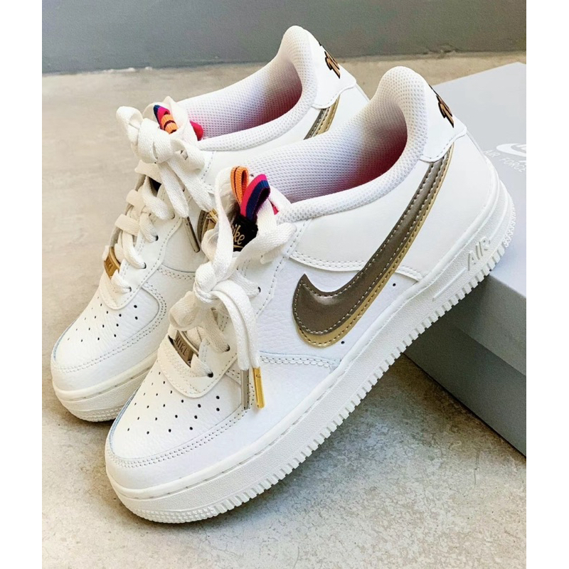 OGC}NIKE AIR FORCE 1 LV8 GS 全白雙勾銀金色彩帶休閒鞋DH9595-001