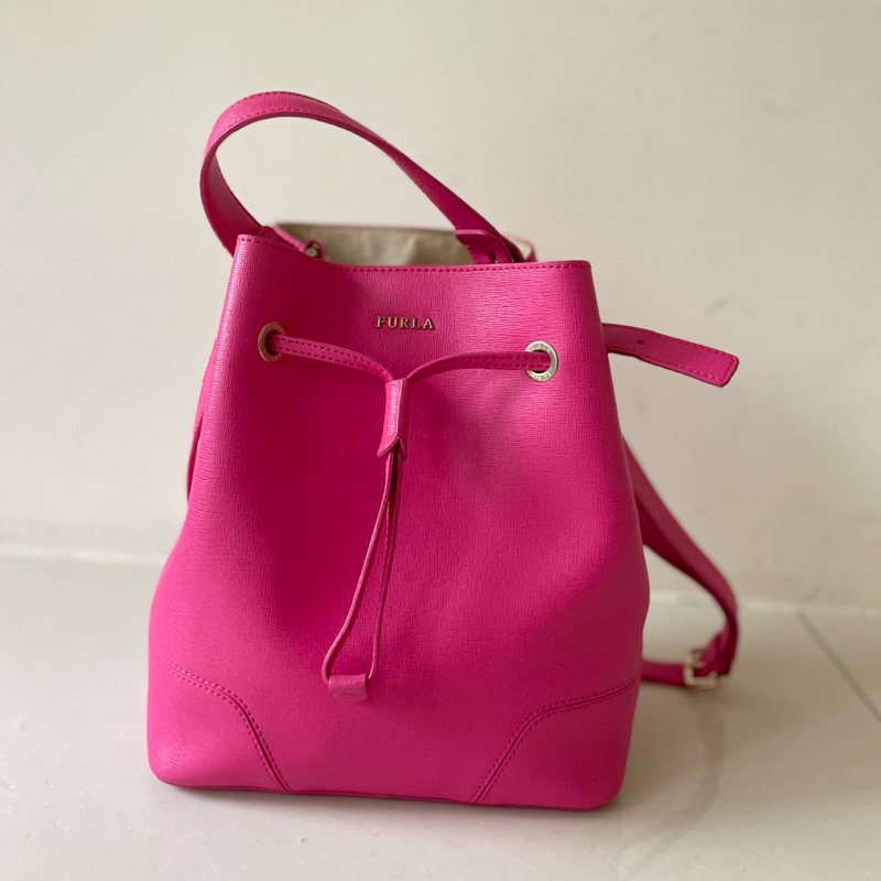 正品，FURLA 防刮皮革兩水桶包，可肩背、可手提兩用(附萬用包/桃紅色) | 蝦皮購物