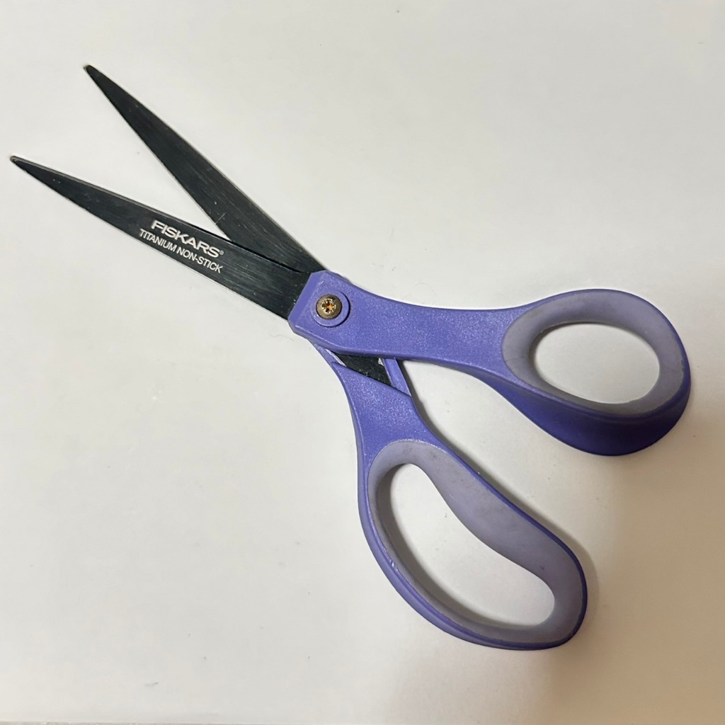 [沐沐屋]芬蘭 Fiskars 不沾黏剪刀 不沾塗層 彎柄剪刀 符合人體工學- | 蝦皮購物