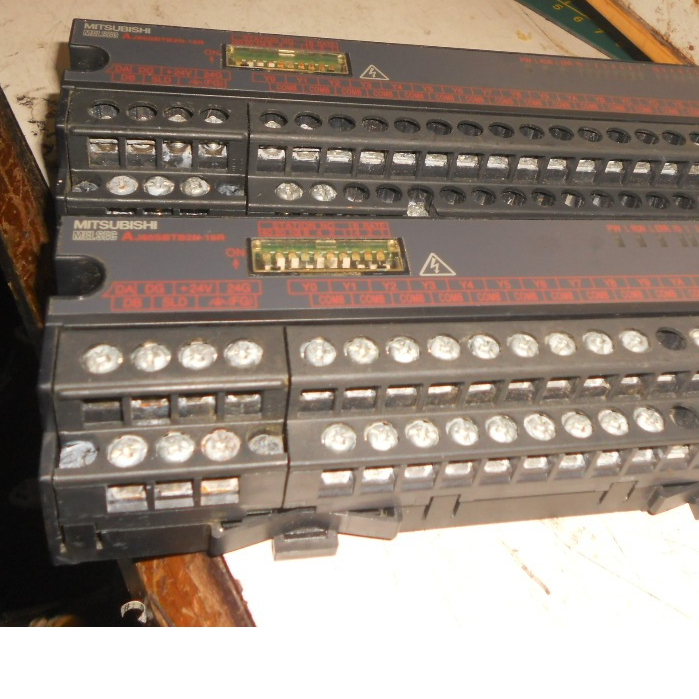 日本三菱PLC AJ65SBTB2-16T AJ65SBTB2N-16R CC-Link小型遠程I/O 端子台