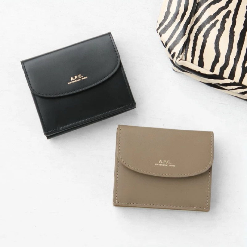 𝐅𝐚𝐚𝐚𝐭𝐨𝐮𝐨𝐮 𝐬𝐞𝐥𝐞𝐜𝐭🔖 A.P.C. - Geneve Trifold Wallet