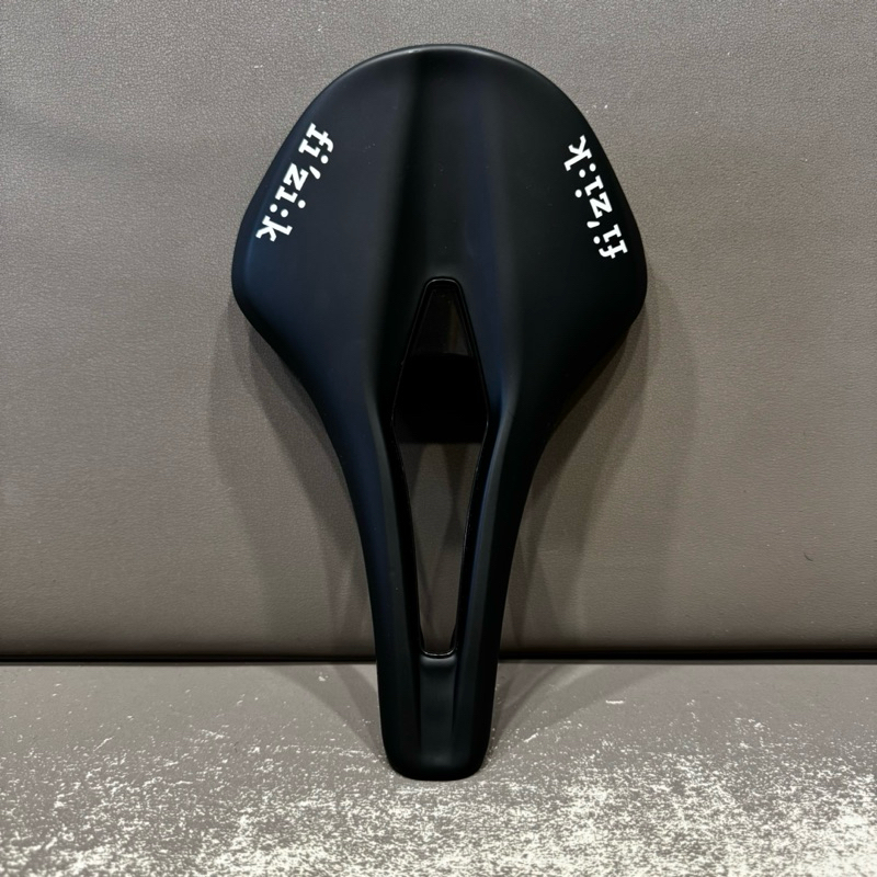 Sella Fizik Argo R5-Tempo - Materiale Affidabile, Design Ergonomico, Perfetta Per Ciclismo Su Strada