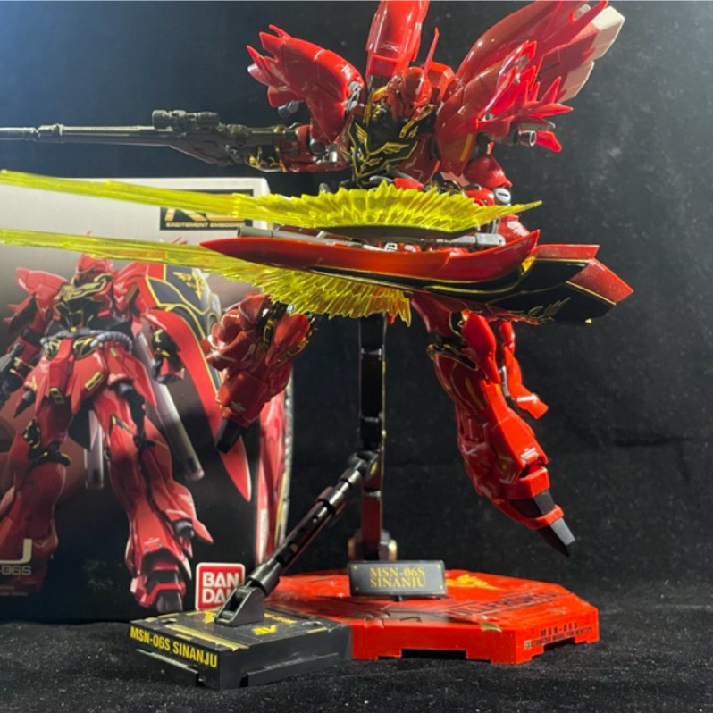《組裝完成品》 BANDAI RG 1/144 鋼彈UC 新安洲+專用底座 紅色彗星 | 蝦皮購物