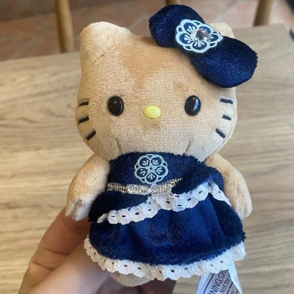 kitty E ⚫︎オイル入りキーホルダー/黒・白 san-x モノクロブー白い豚のぬいぐるみキーホルダー - メルカリ