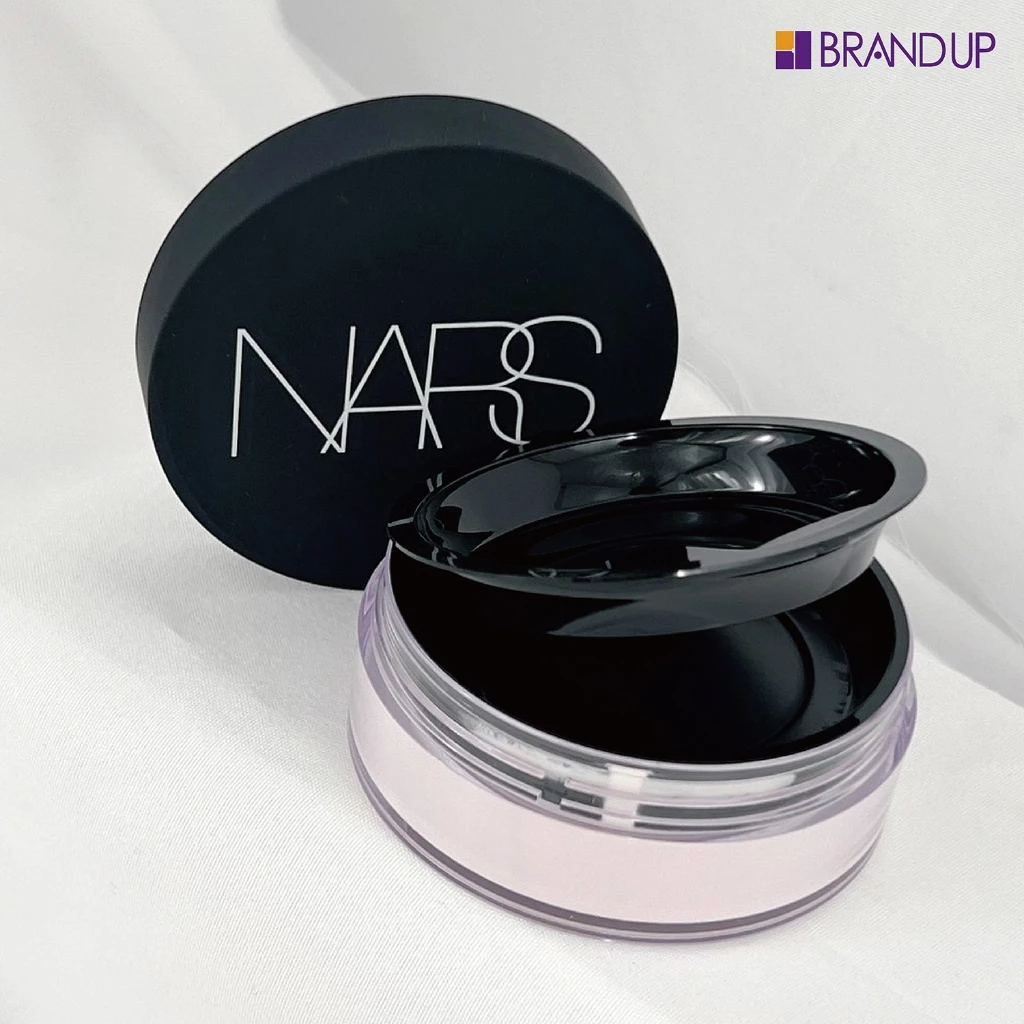 底妝的神救援！NARS 裸光蜜粉餅 (Crystal) 評測：全台狂銷的小白餅，打造會呼吸的精緻濾鏡肌