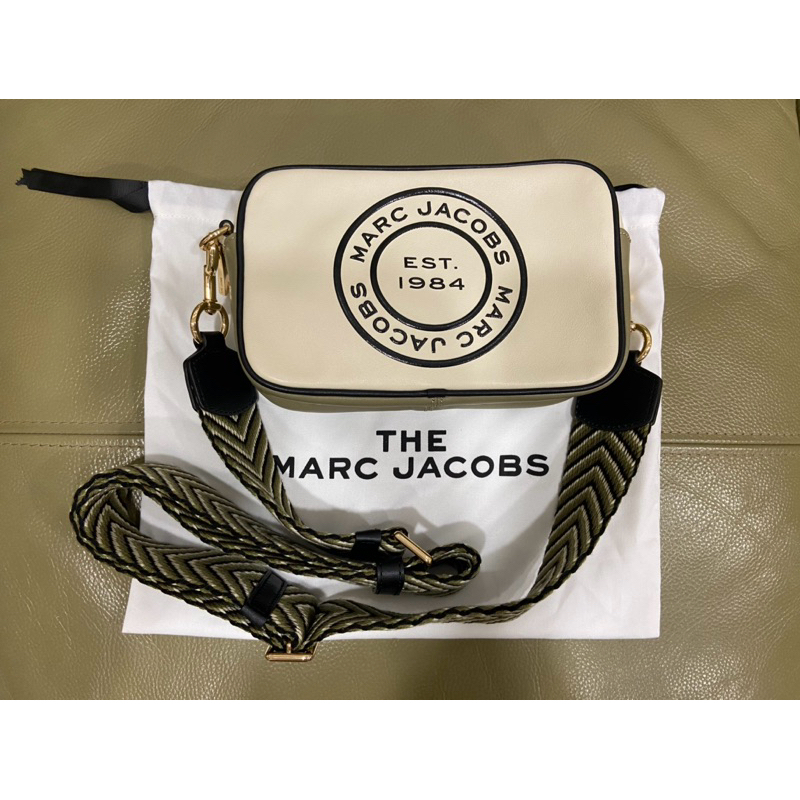 MARC JACOBS 經典壓印圓形Logo 寬背帶相機包/斜背包 近新 大賠售 | 蝦皮購物