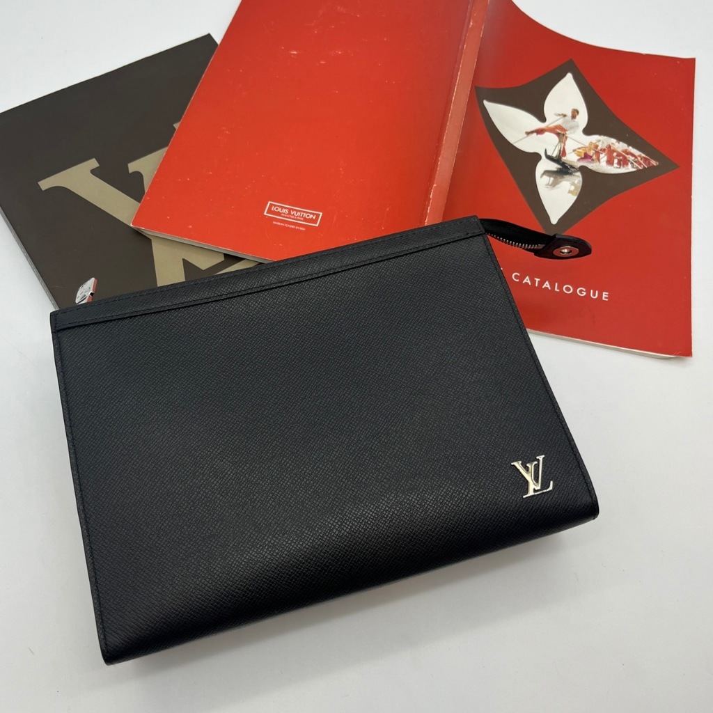 哈極品】美品《Louis Vuitton LV 黑色全皮TAIGA系列Pochette Voyage手