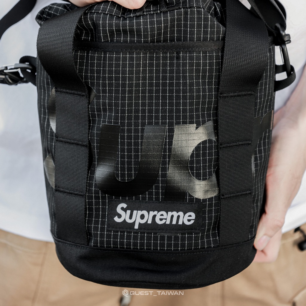 QUEST】現貨SUPREME 24SS CINCH BAG 春夏開季小包水桶包四色 QUEST】現貨SUPREME 24SS CINCH BAG 春夏開季小包水桶包四色