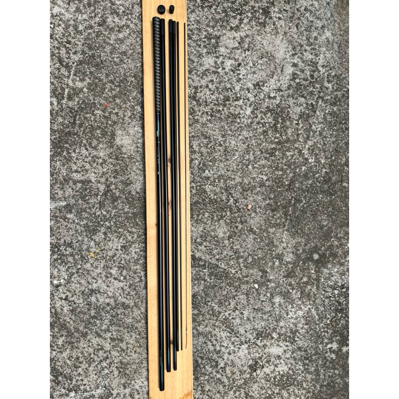 DAIWA HZ 波紋粹硬調21 尺HVF 164克尾有更換成萬向轉頭福壽竿鯉魚竿