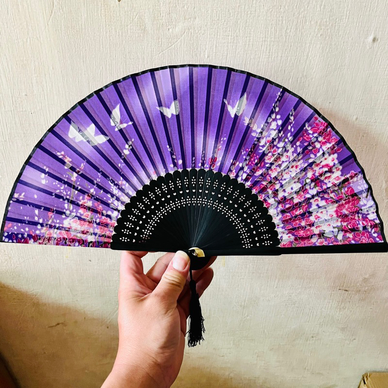 高級時尚折扇、甩扇、舞扇、手扇－#台灣現貨供應#摺疊扇#撒扇#扇#木雕扇#絲綢扇#絹扇#扇子#古風摺扇#中國風#舞蹈扇# | 蝦皮購物