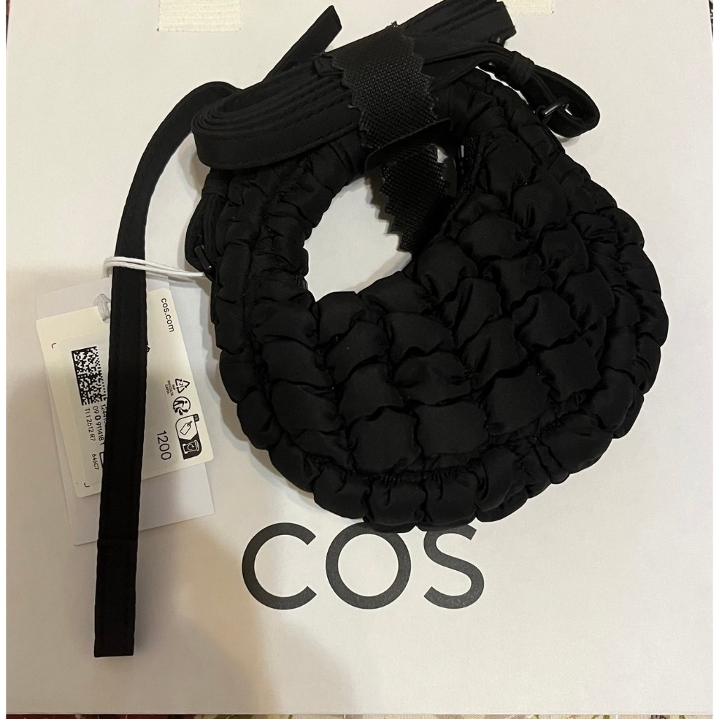 《現貨》COS 迷你斜背包 雲朵包 台北專櫃代購 少量現貨 附專櫃紙袋 | 蝦皮購物