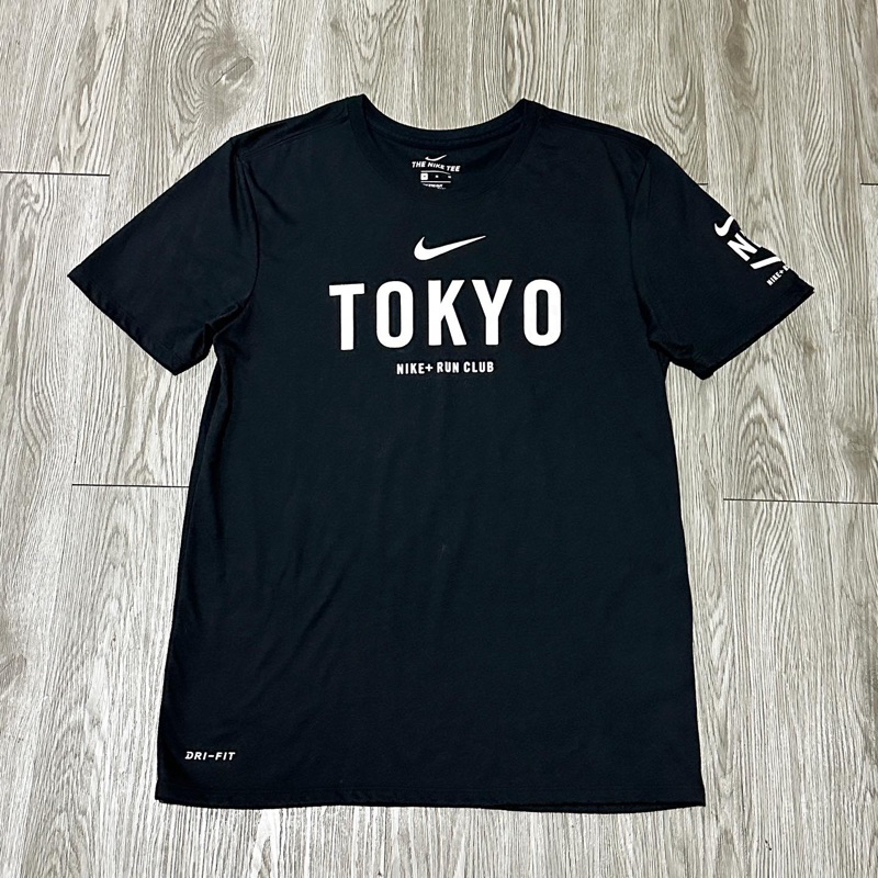 NIKE NRC TOKYO Tシャツ 黒 NIKE RUN CLUB NIKE TOKYO NIKE+ RUN CLUB DRI-FIT Tee 876673-010 尺寸M | 蝦皮購物