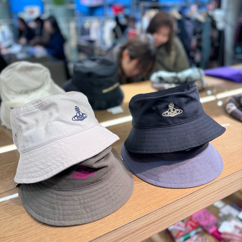 預購24年新款日本專櫃採買VIVIENNE WESTWOOD LOGO漁夫帽| 蝦皮購物