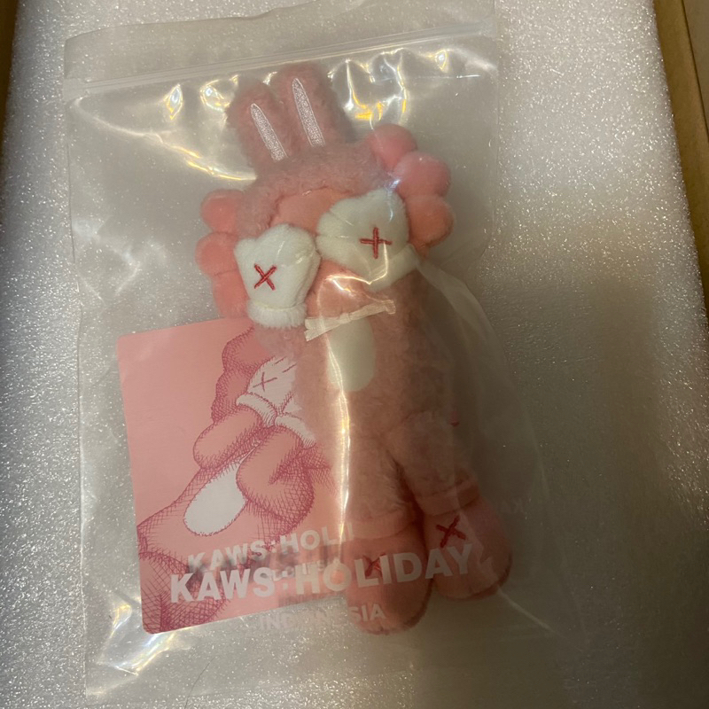 現貨KAWS HOLIDAY INDONESIA 印尼粉紅兔子吊飾娃娃Plush Charm 全新