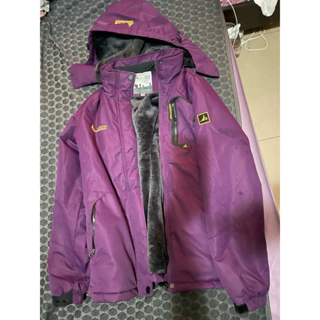 One boy衝鋒衣深紫色2L內有北極絨，試穿一次因太小要賣出，幾乎全新，原1500元，大降價為1250元