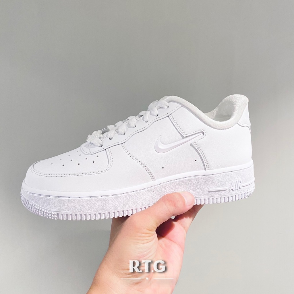 RTG】NIKE W AIR FORCE 1 07 SE 全白立體小勾皮革小白鞋休閒女FB8251