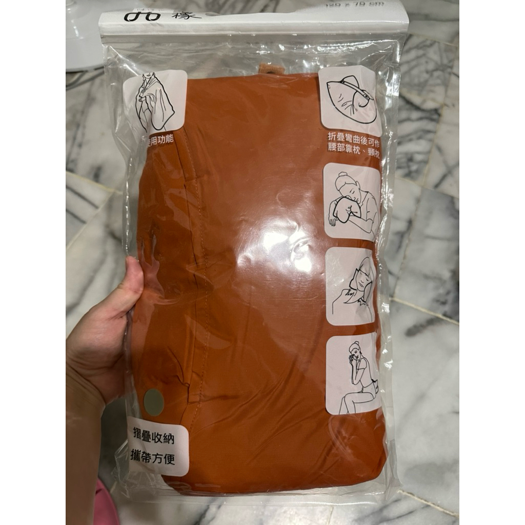 YU Living 多功能雙色蓋毯 冷氣毯 毛毯 抱枕 飛機枕 枕頭 腰枕 頸枕 午睡枕 2025 台泥股東會紀念品 | 蝦皮購物