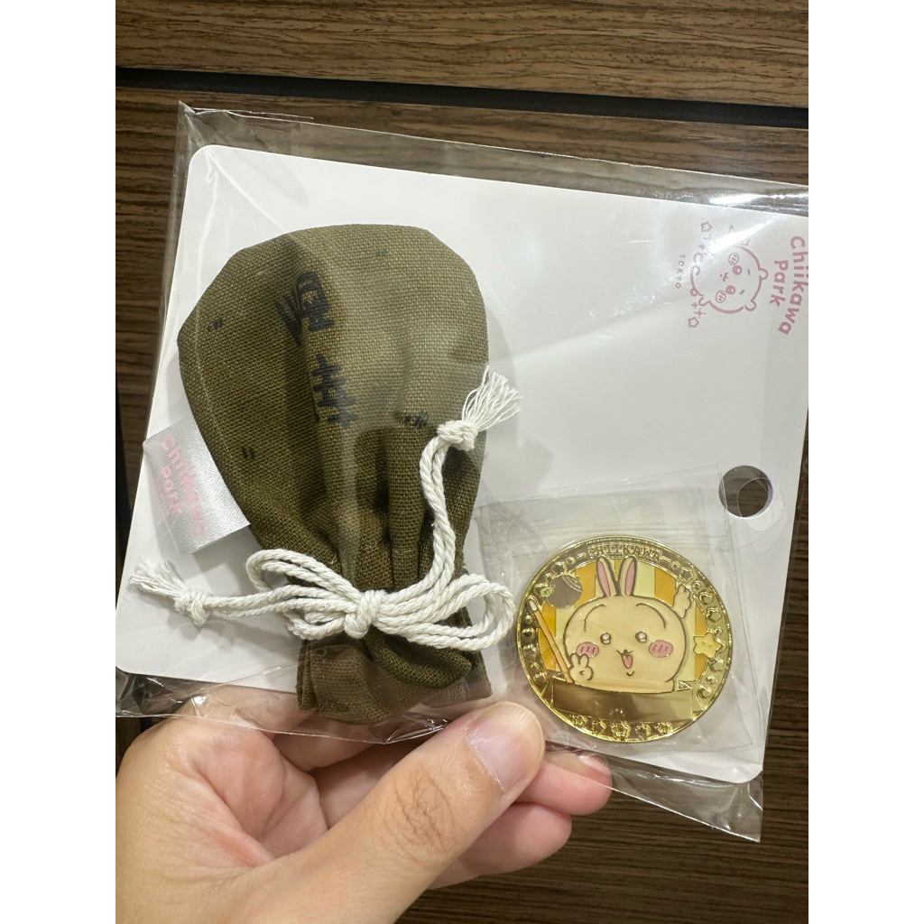 走走。日本［日貨代購］/全新現貨。吉伊卡哇ちいかわ東京樂園限定販售。吉伊小八兔兔古本師傅栗子小桃獅薩紀念金幣附軍綠報酬袋|