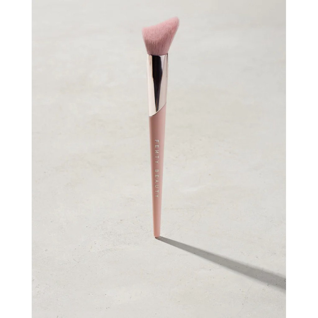 Fenty Beauty CHEEK-HUGGING HIGHLIGHT BRUSH #120 粉底刷高光刷腮紅刷 | 蝦皮購物