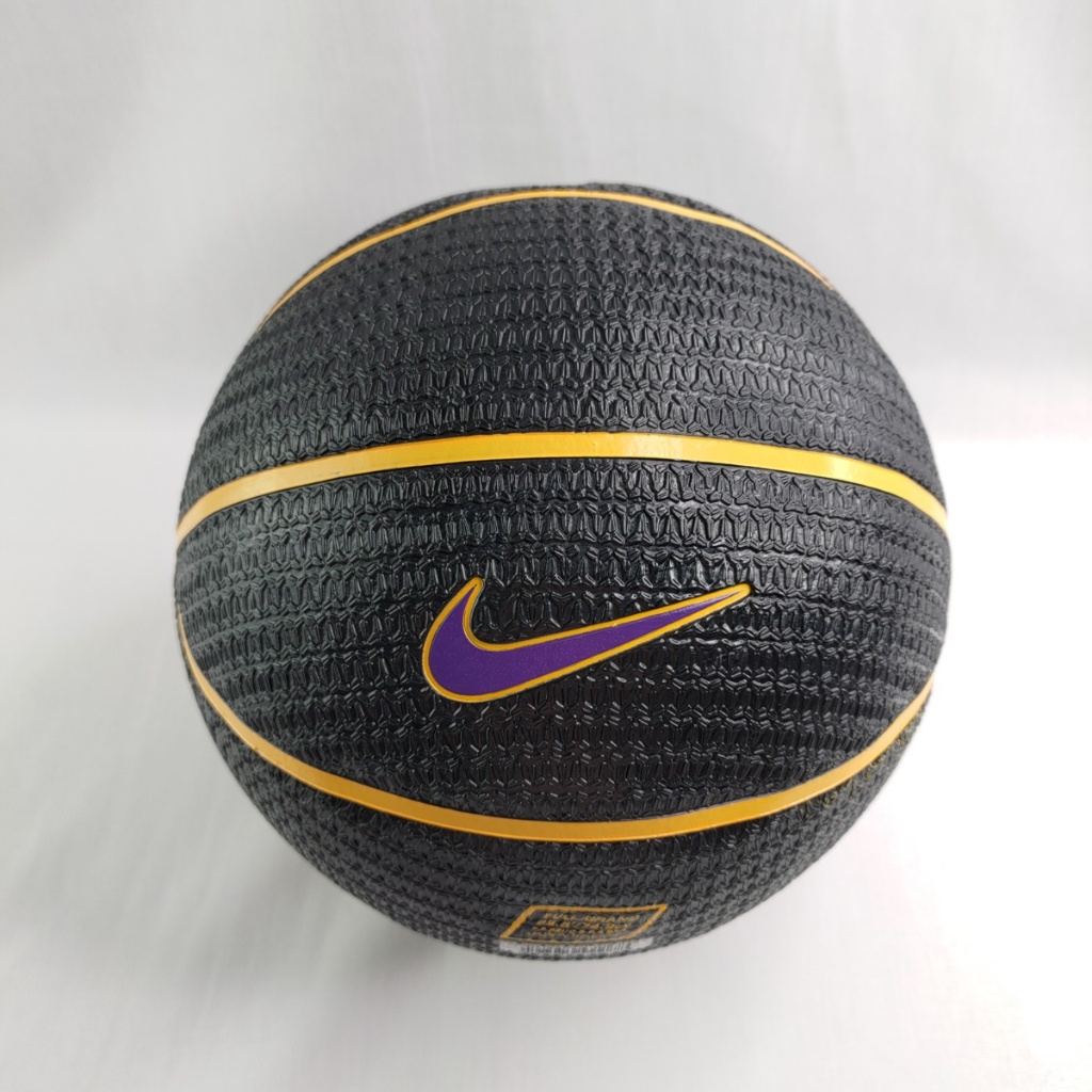 NIKE 251901407 Playground 8p 七號籃球Kobe Bryant 黑【iSport愛運動