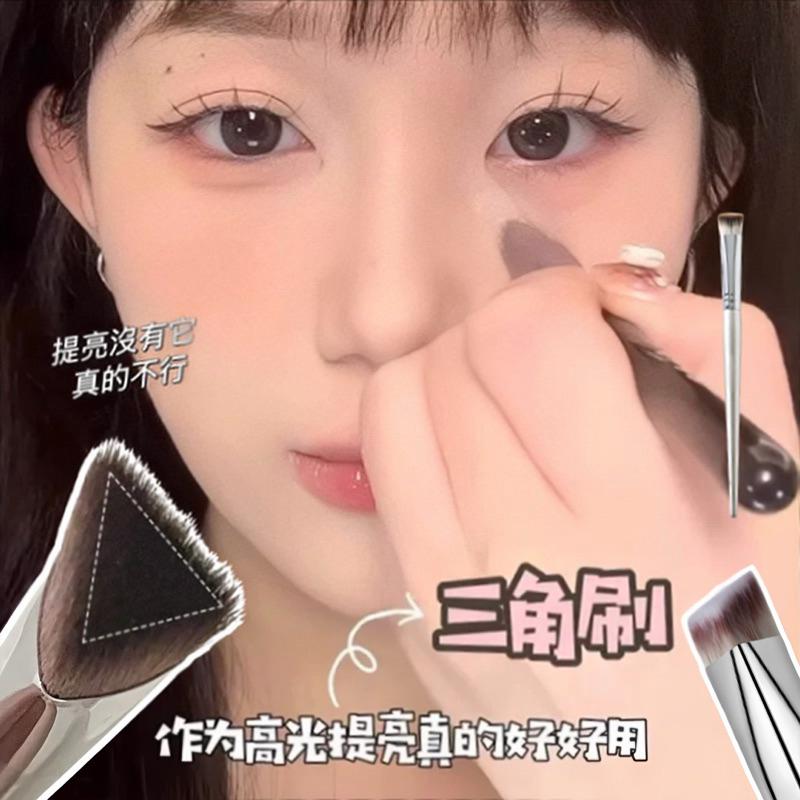 台灣現貨🌸淚溝提亮神刷 斜三角熨斗高光刷 立體修容刷🌸提亮淚溝刷具 遮瑕刷 27高光刷 多功能粉底刷 細節化妝刷 修容刷 | 蝦皮購物