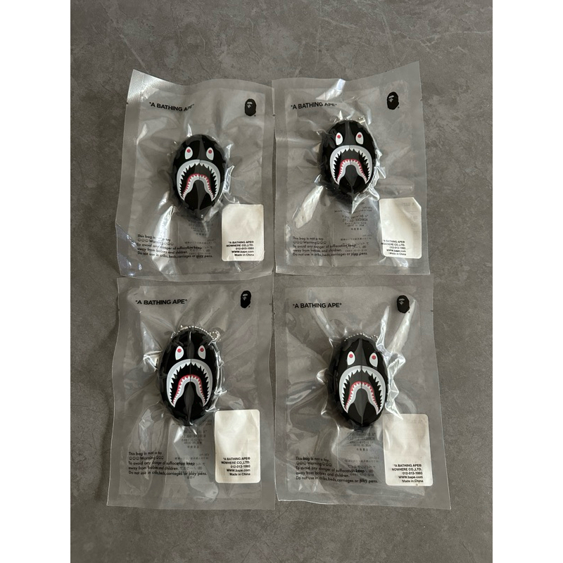 𝗜𝗡𝗦𝗜𝗚𝗛𝗧_𝟵𝟰】Bape 黑色鯊魚零錢包coin case 吊飾| 蝦皮購物