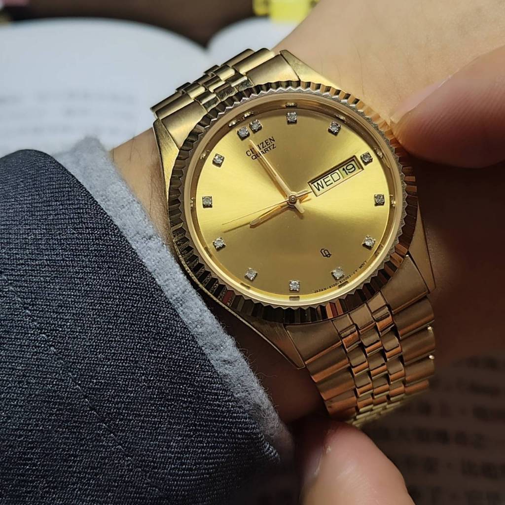 【古時記】/【全新】 CITIZEN QUARTZ 星辰金面 復古太陽圈 石英錶 Day-Date | 蝦皮購物