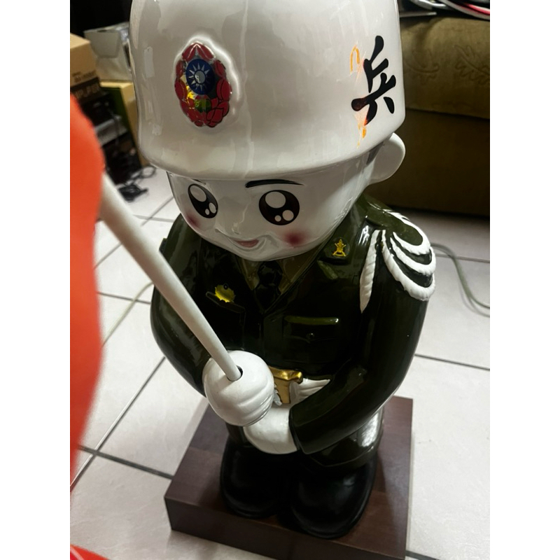 老家倉庫尋寶：全新大型台灣製憲兵掌旗陶瓷公仔擺飾（木頭底座） | 蝦皮購物