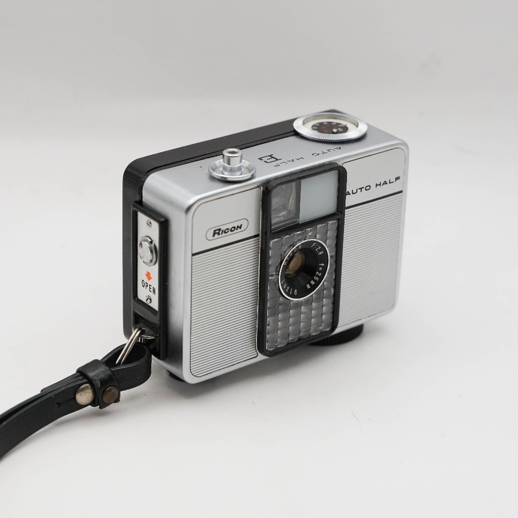 Appareil Photo Ricoh Auto Half E – Modèle Olympique Sapporo – Demi-format – Argent