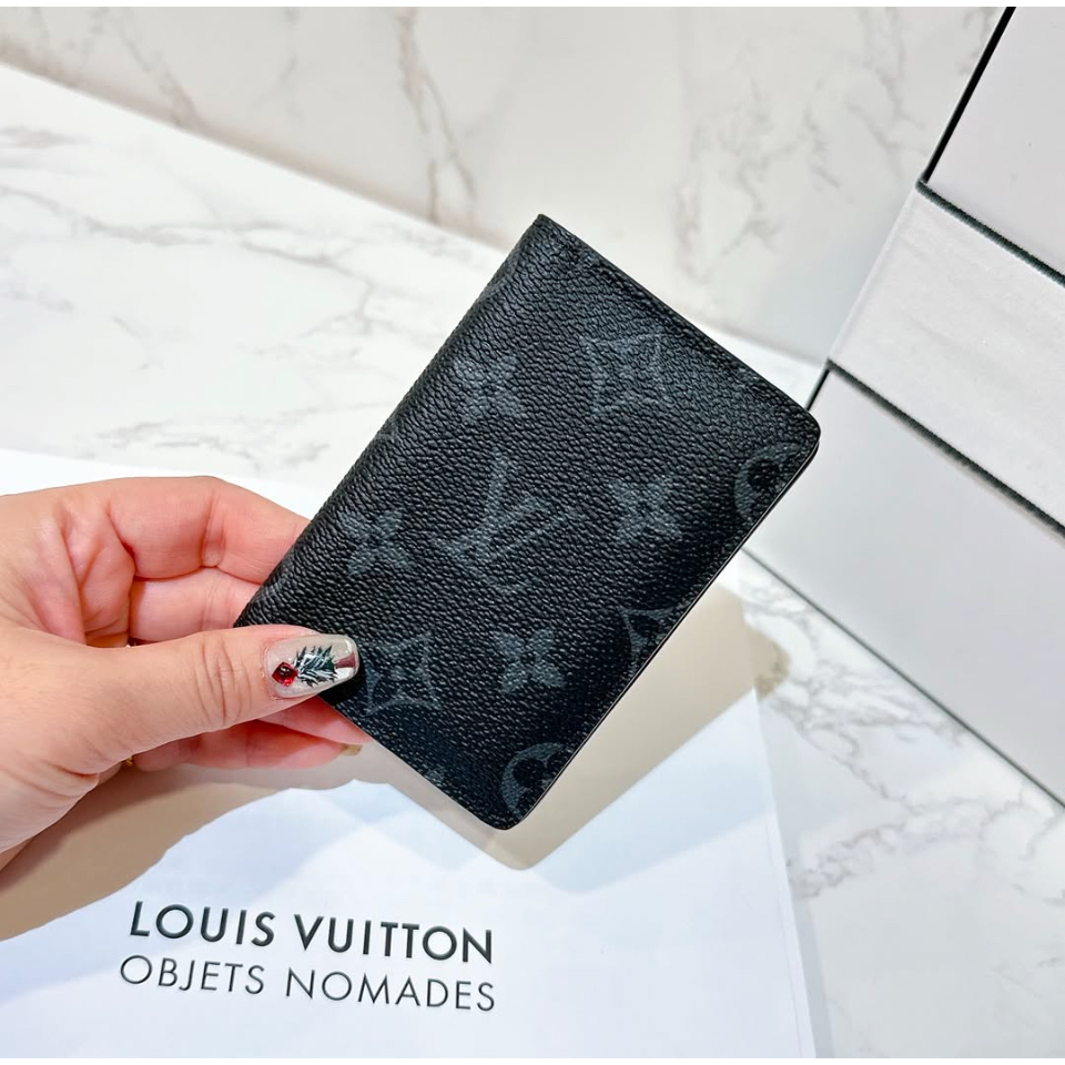 二手旗艦 LOUIS VUITTON LV 黑灰色 字紋 對開 卡夾 名片夾(中友店) | 蝦皮購物