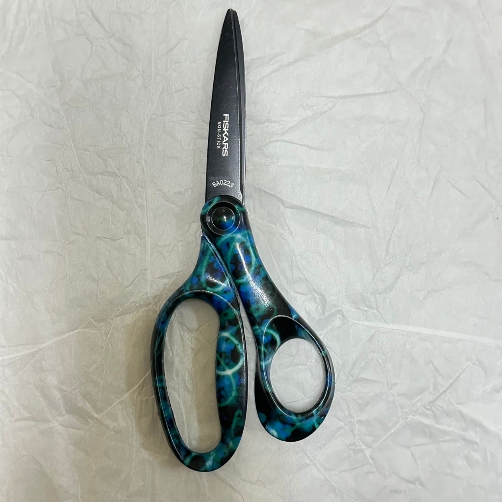 [沐沐屋] Fiskars 芬蘭剪刀 學生剪刀 不沾塗層剪刀 美術美勞 文具 辦公 家用 霓虹漩渦款 - | 蝦皮購物