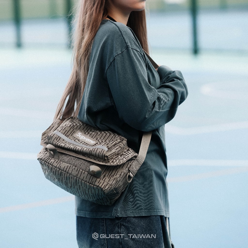 QUEST】現貨SUPREME 24FW Messenger Bag 反光郵差包側背包四色| 蝦皮購物