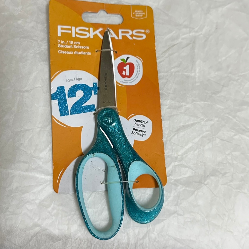 [沐沐屋] Fiskars 芬蘭 7吋 學生剪刀 文具 辦公 事務剪刀 金蔥綠- | 蝦皮購物