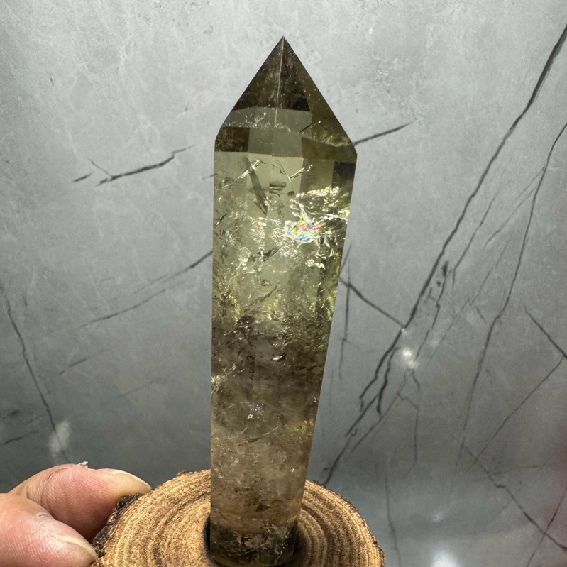 E627 頂級彩虹 透體 含座高11.6公分座直徑6公分 黃水晶 權杖 晶柱 擺件 原礦 礦標 附樟木座 | 蝦皮購物
