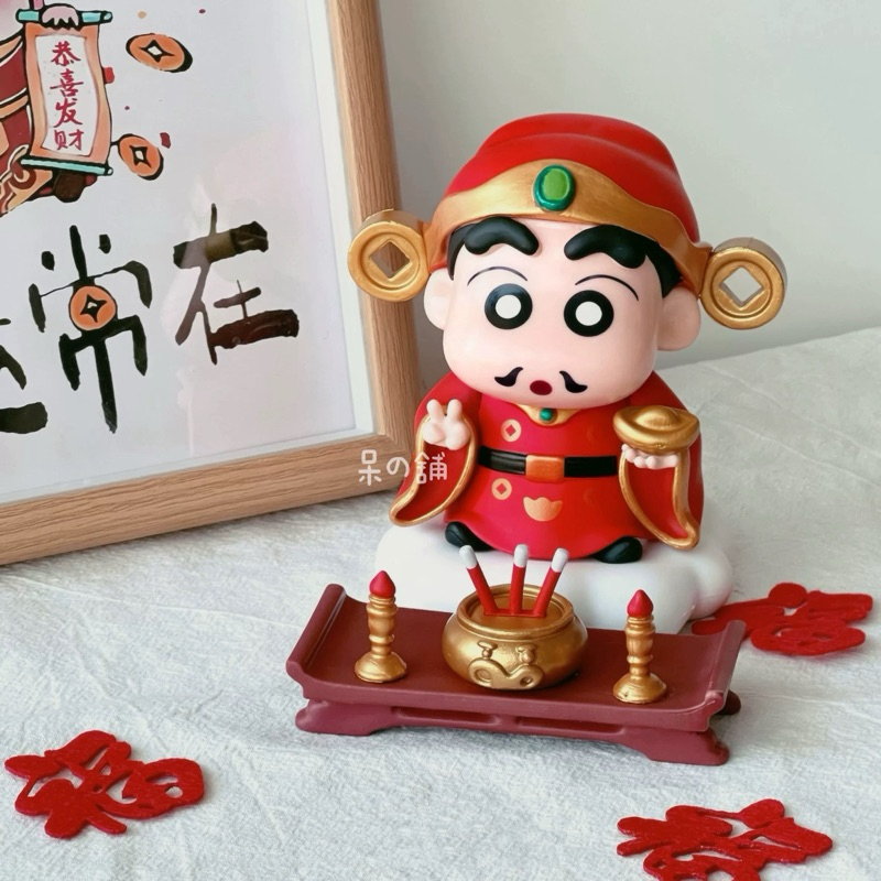 【台灣現貨 呆の嚴選】財神爺小新公仔 蠟筆小新 擺飾 新年 招財 新春 發財 送禮 可愛 周邊 禮物 神台 | 蝦皮購物